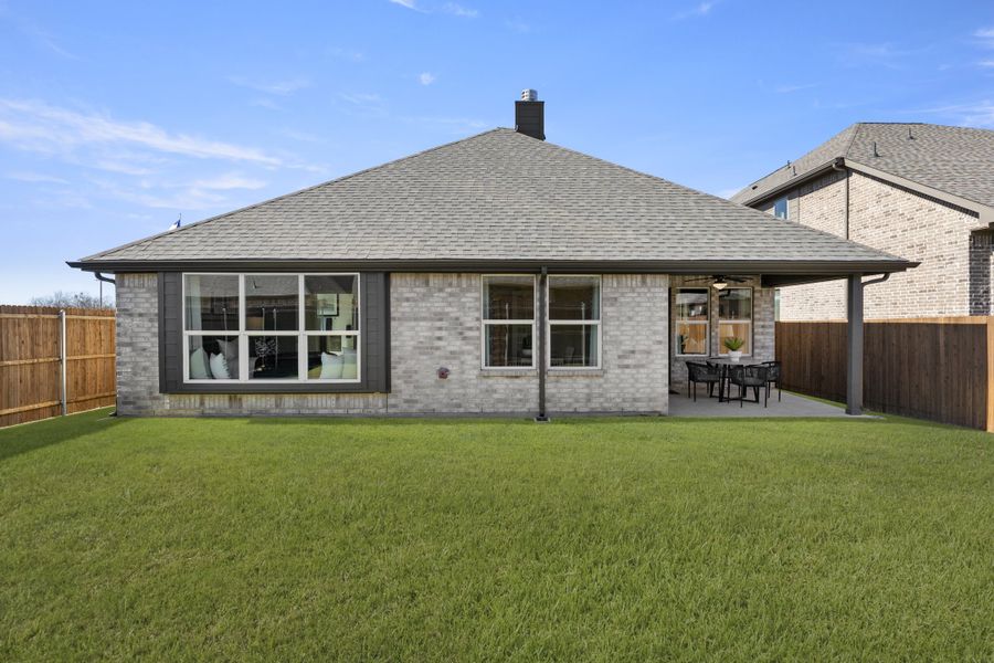 Representative exterior details of a home built from the Concept 2065 by Risewell Homes in Summer Crest, Fort Worth (Image 23).