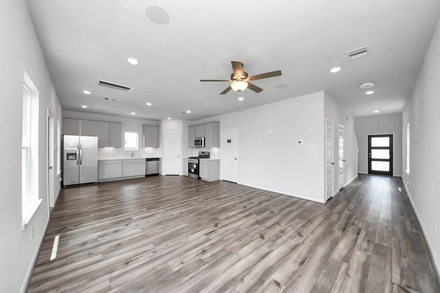 Spacious, unfurnished interior of a new home in Hill and Dale Ranch, Splendora (Image 16).