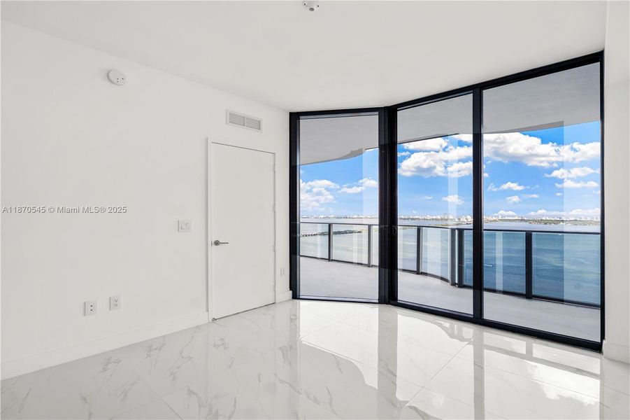 Spacious, unfurnished interior of a new home in Aria Reserve, Miami (Image 25).