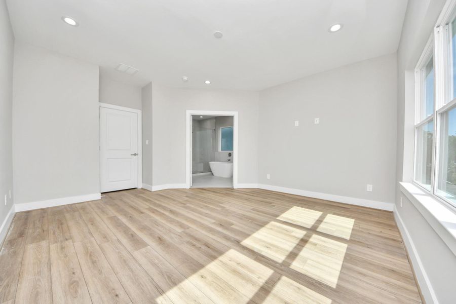 Spacious, unfurnished interior of a new home in , Houston (Image 16).