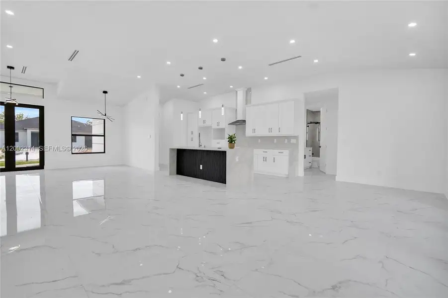 Spacious, unfurnished interior of a new home in , Lehigh Acres (Image 11).