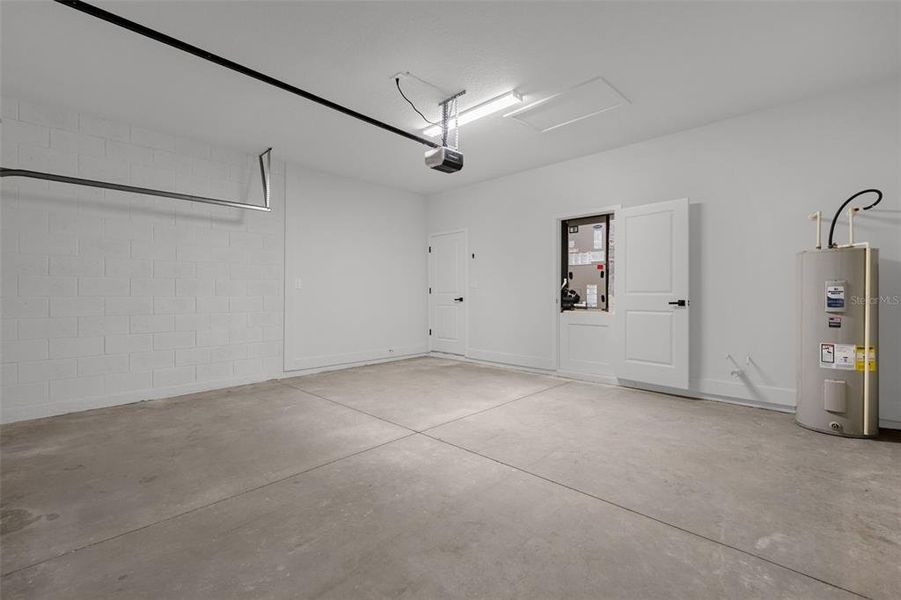 Spacious, unfurnished interior of a new home in , Ocala (Image 18).