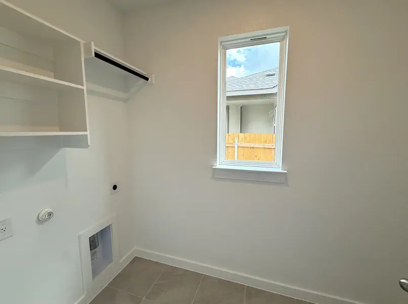 Spacious, unfurnished interior of a new home in Creeks Crossing, Elgin (Image 11).