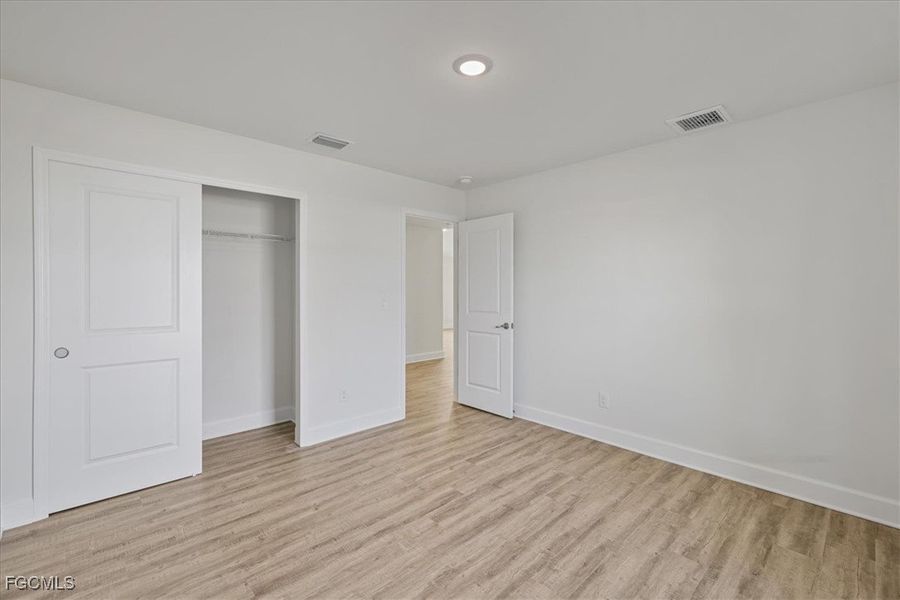 Spacious, unfurnished interior of a new home in Cape Coral, Cape Coral (Image 29).