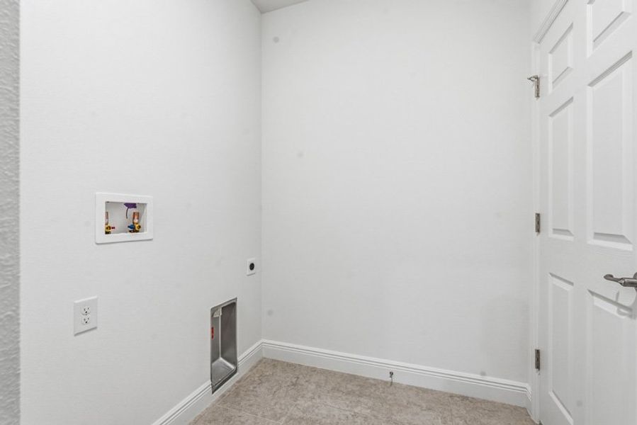 Spacious, unfurnished interior of a new home in Eden Hills, Lake Alfred (Image 48).