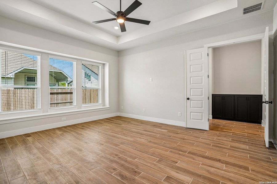 Spacious, unfurnished interior of a new home in Village at Three Oaks, Seguin (Image 16).