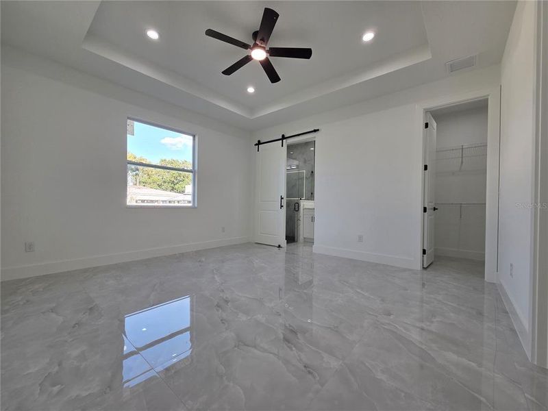Spacious, unfurnished interior of a new home in , Tampa (Image 13).