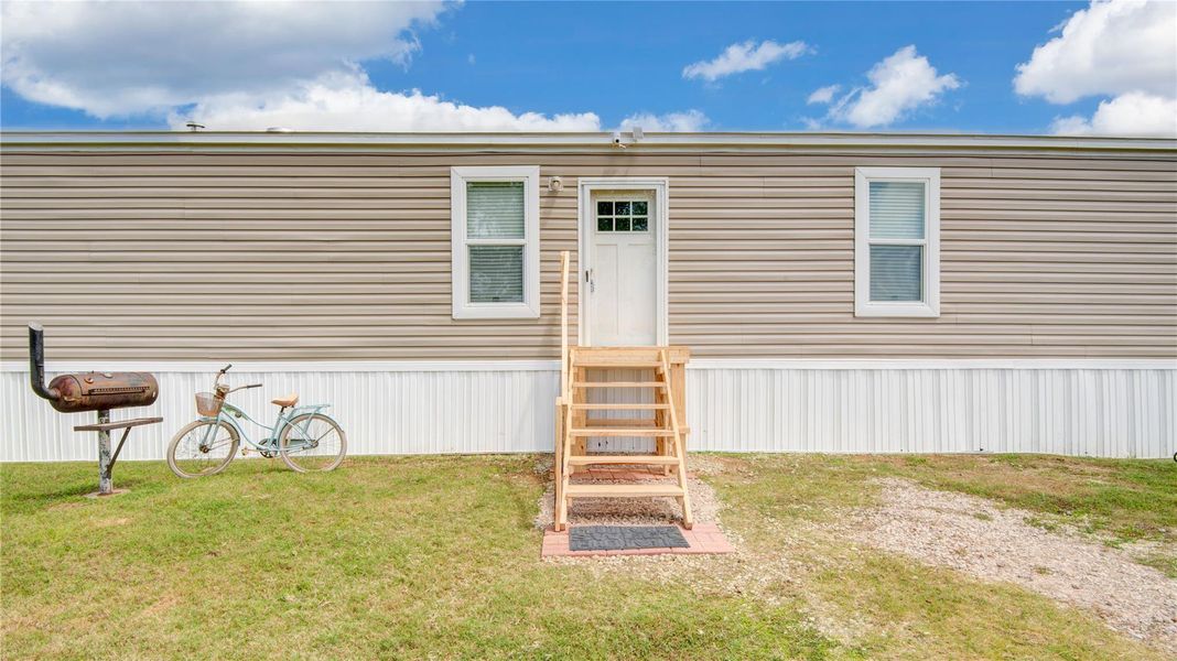Exterior details and patio area of a home in , Brazoria (Image 21).