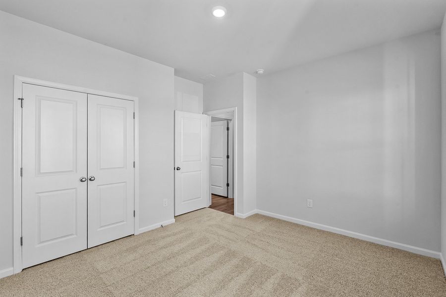 Spacious, unfurnished interior of a new home in Fieldstone, Lexington (Image 28).