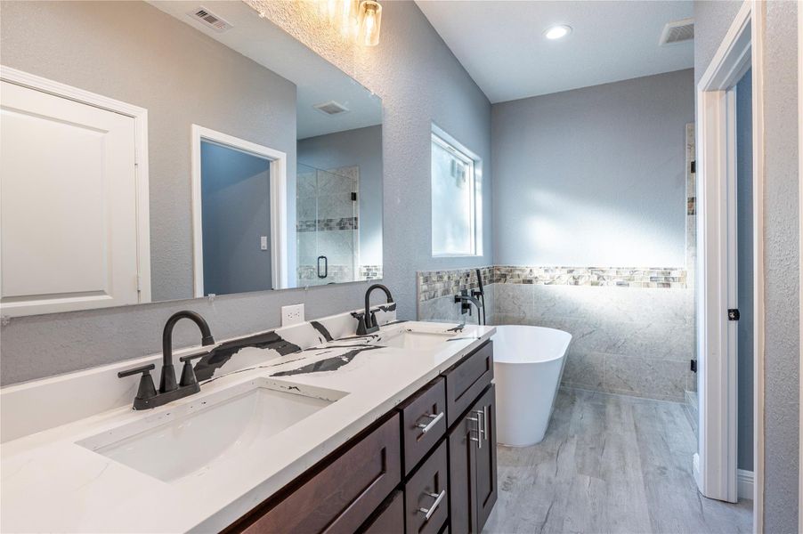 Furnished interior view inside a new home in , Texas City (Image 6).