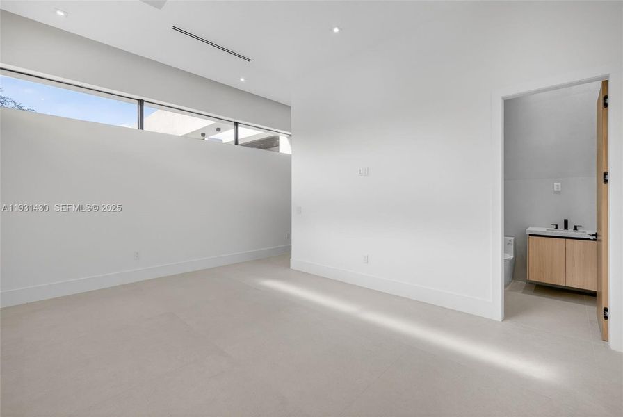 Spacious, unfurnished interior of a new home in , Miami (Image 22).