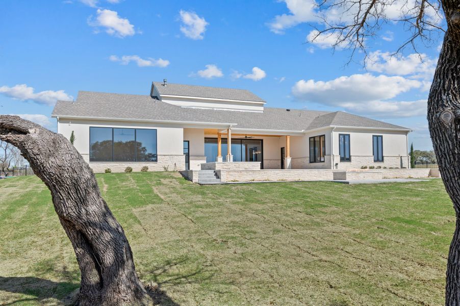 Exterior details and patio area of a home in Fleming Pointe, Fort Worth (Image 33).