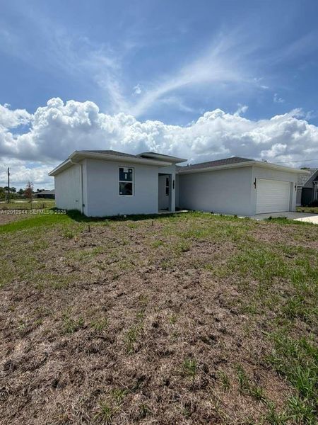 Exterior details and patio area of a home in , Cape Coral (Image 15).