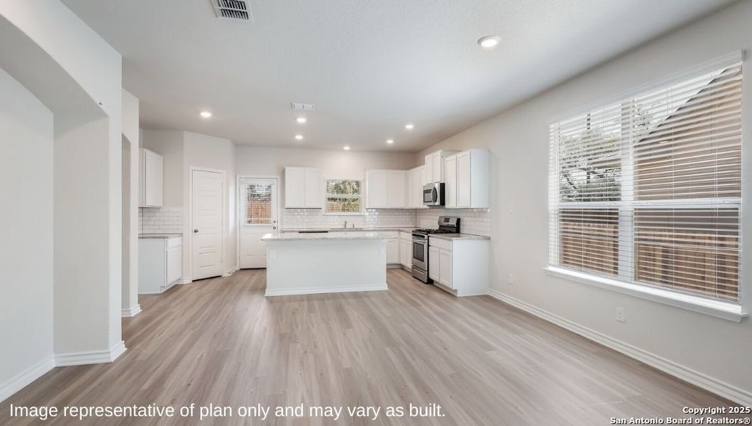 Spacious, unfurnished interior of a new home in Brookstone Creek, San Antonio (Image 10).