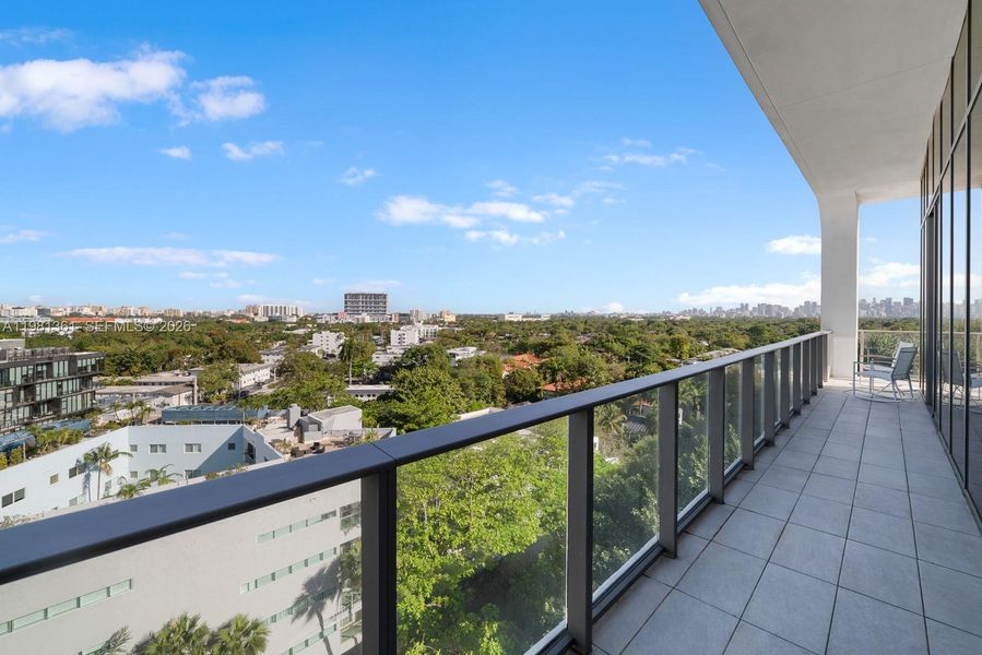 Condo located in Miami, FL showcasing its design and architecture (Image 25).