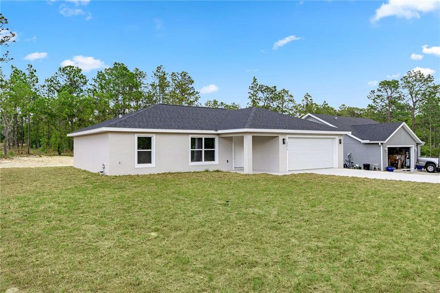 Exterior details and patio area of a home in , Dunnellon (Image 13).