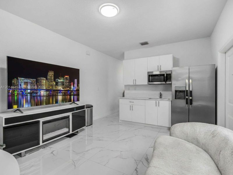 IN-LAW SUITE, PRIVATE GUEST LIVING ROOM AREA