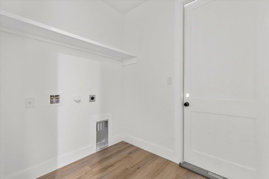 Spacious, unfurnished interior of a new home in , Bastrop (Image 19).