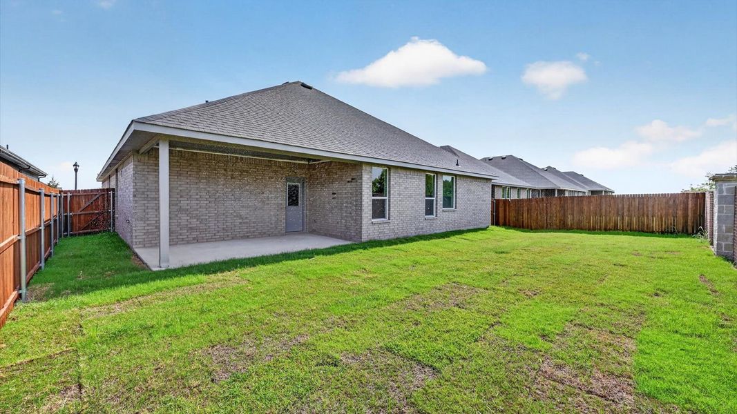 Exterior details and patio area of a home in Lakeview Pointe, Grand Prairie (Image 3).