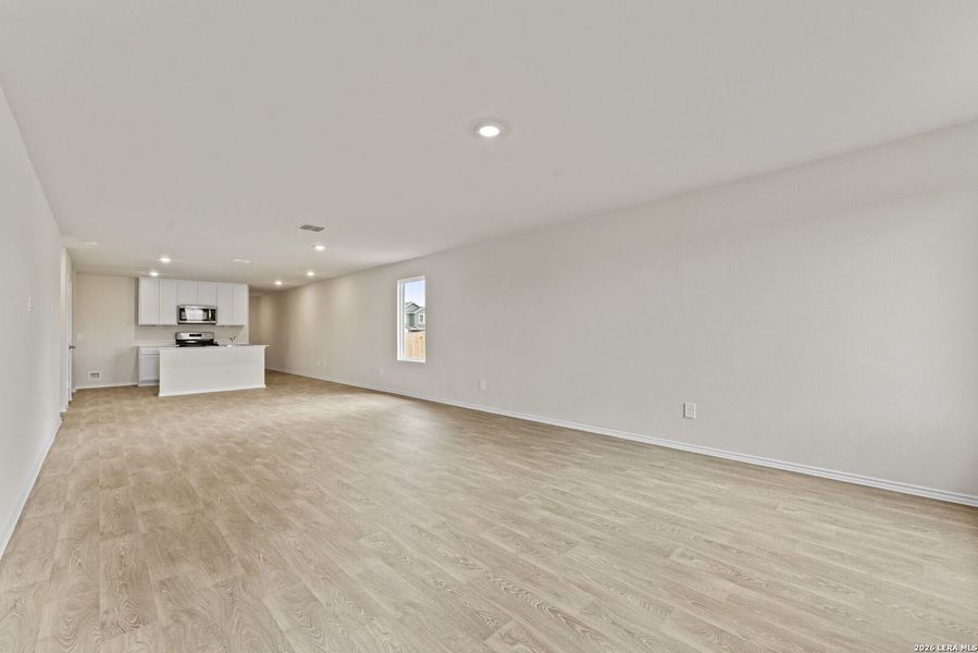 Spacious, unfurnished interior of a new home in Bollinger, Uhland (Image 16).