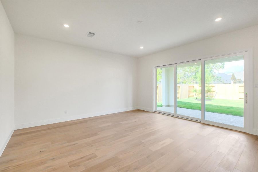 Spacious, unfurnished interior of a new home in Evergreen 70', Conroe (Image 24).