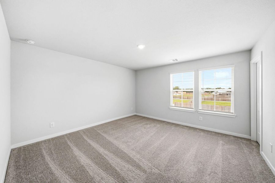 Spacious, unfurnished interior of a new home in Country Creek, Mont Belvieu (Image 14).