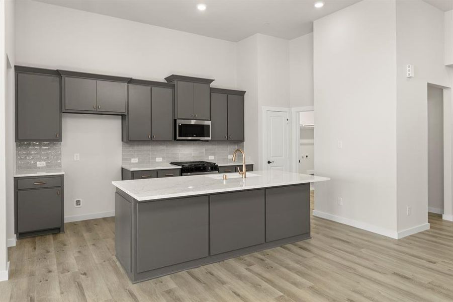 10. 644 Oakridge - Kitchen (2)