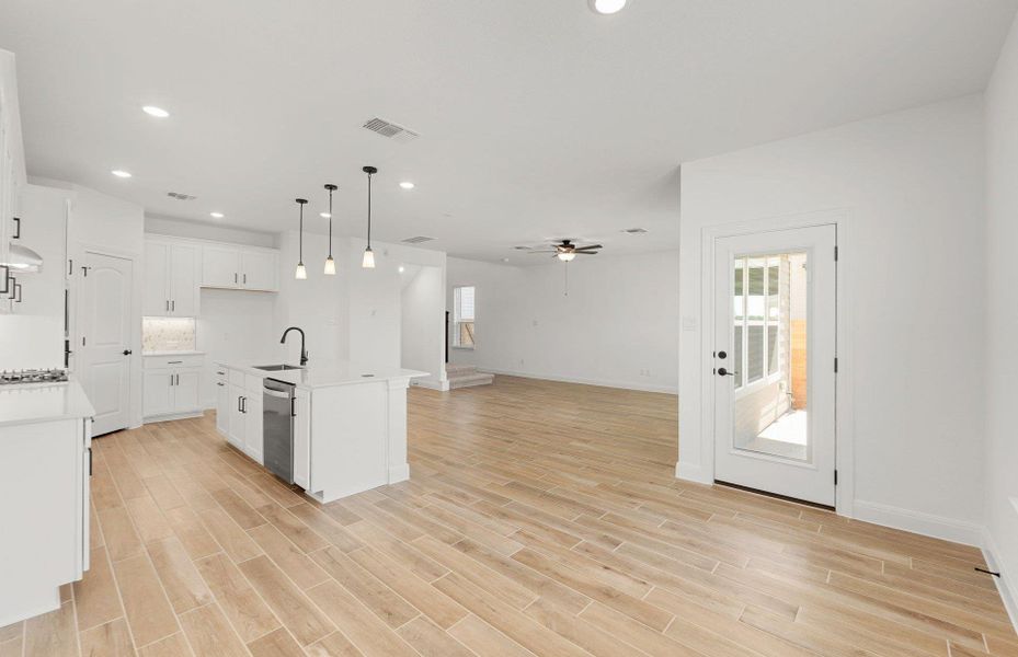 Spacious, unfurnished interior of a new home in Horizon Lake, Leander (Image 20).