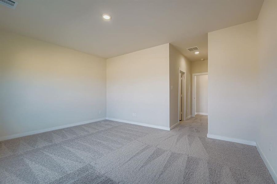 Spacious, unfurnished interior of a new home in Sperling Farms, Ferris (Image 21).