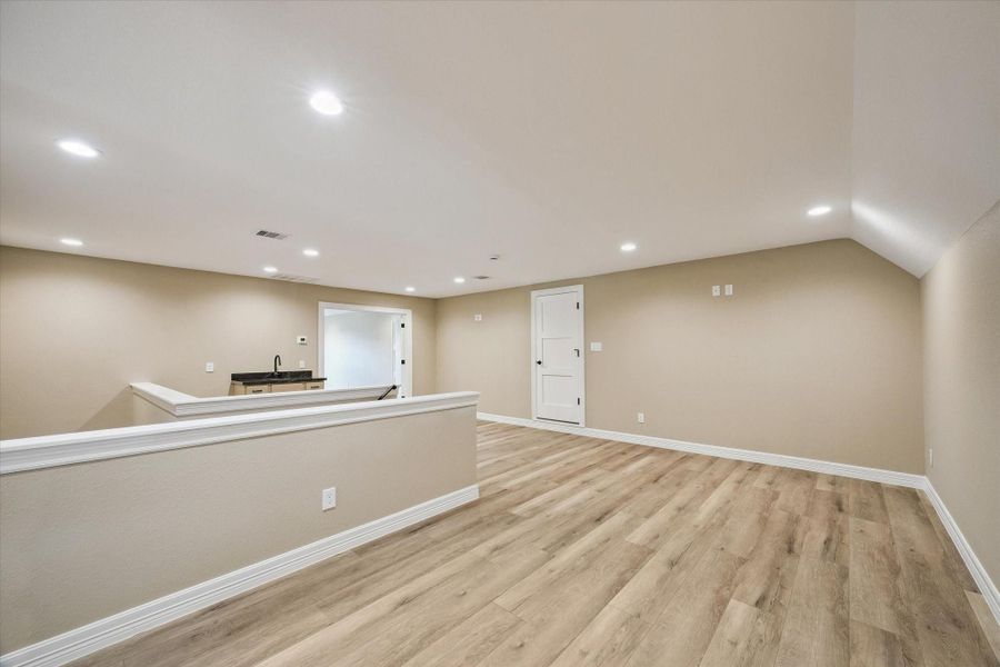 Spacious, unfurnished interior of a new home in , Kemah (Image 34).