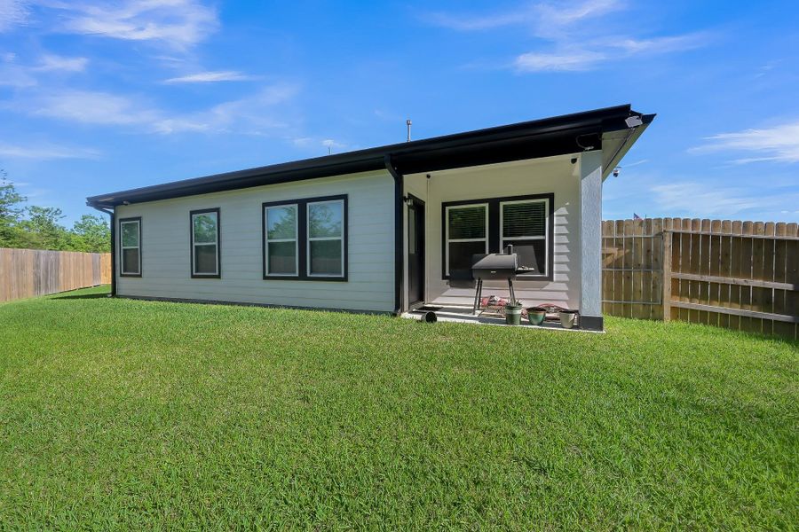 Exterior details and patio area of a home in Lexington Heights, Willis (Image 29).