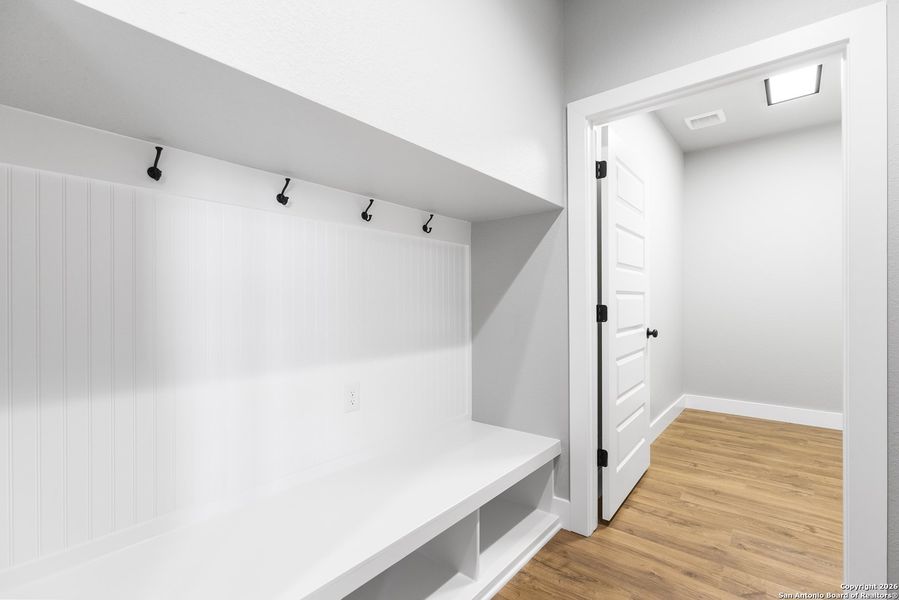 Spacious, unfurnished interior of a new home in , Bandera (Image 28).