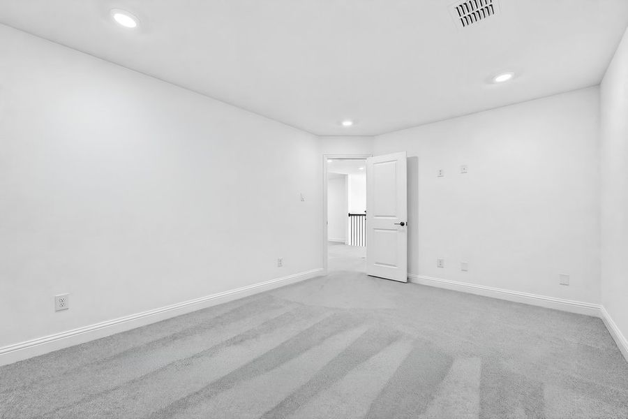 Spacious, unfurnished interior of a new home in South Oak, Oak Point (Image 24). Spacious, unfurnished interior of a new home in South Oak, Oak Point (Image 24).