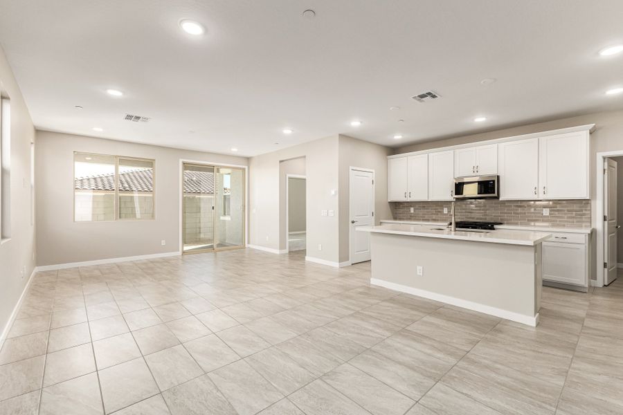 Spacious, unfurnished interior of a new home in Mira Vista at Victory, Buckeye (Image 8).