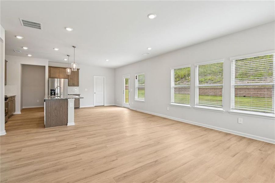 Spacious, unfurnished interior of a new home in Ivey Township, Dallas (Image 16).