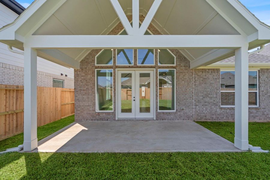 Exterior details and patio area of a home in Sienna 45', 50', Missouri City (Image 3).