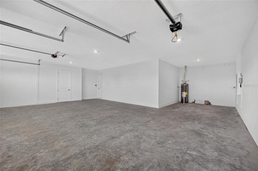 Spacious, unfurnished interior of a new home in , Ocala (Image 40).