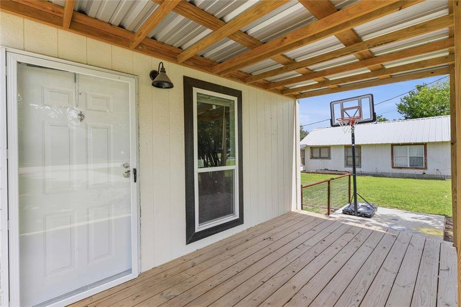 Exterior details and patio area of a home in , De Leon (Image 16).
