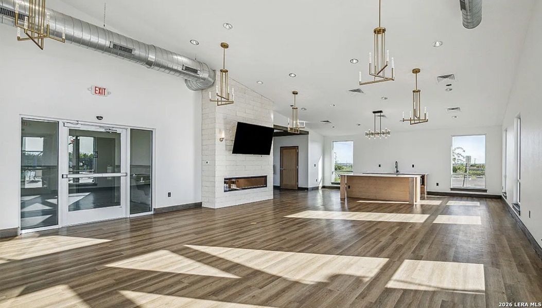 Spacious, unfurnished interior of a new home in , Converse (Image 19).