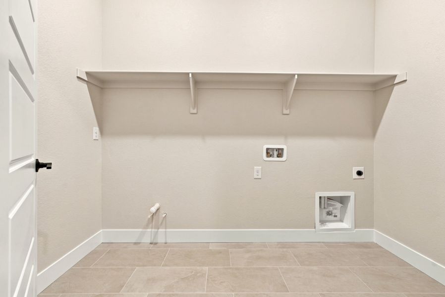 Spacious, unfurnished interior of a new home in Hilltop at Inspiration, Aurora (Image 23).