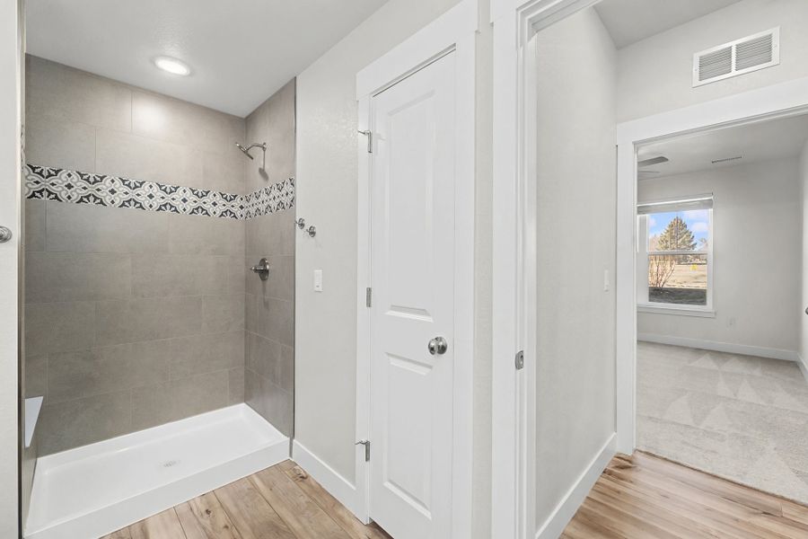 Spacious, unfurnished interior of a new home in Highlands at Fox Hill, Longmont (Image 12).
