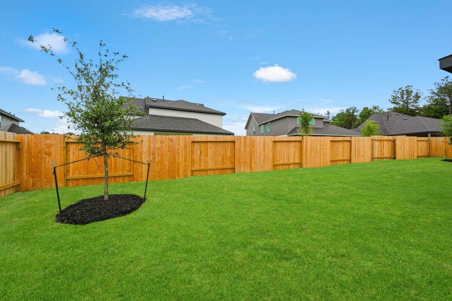 Exterior details and patio area of a home in Silverthorne, Conroe (Image 4).