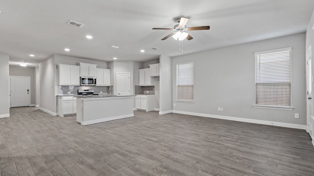 Spacious, unfurnished interior of a new home in Trails of Elizabeth Creek, Fort Worth (Image 17). Spacious, unfurnished interior of a new home in Trails of Elizabeth Creek, Fort Worth (Image 17).