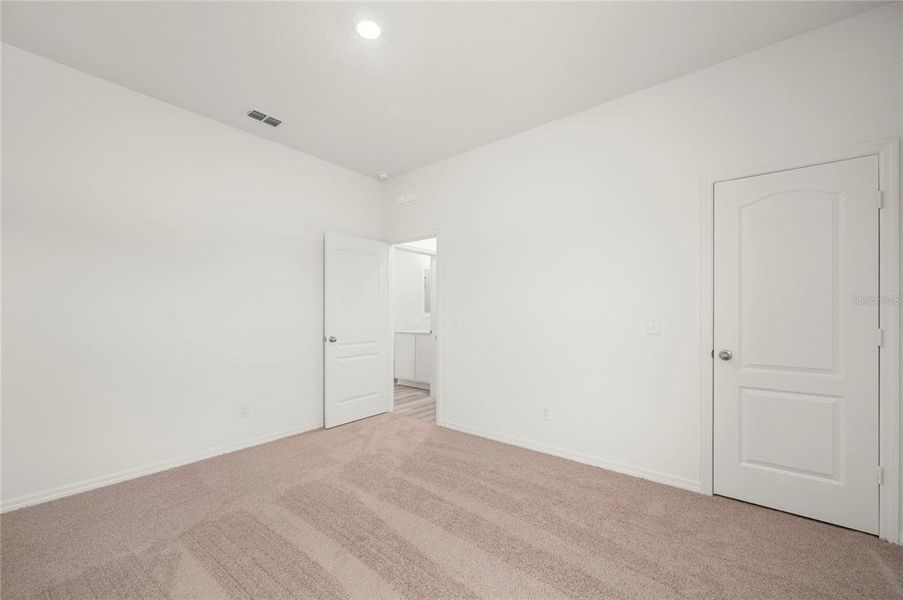 Spacious, unfurnished interior of a new home in Gum Lake Preserve, Lake Alfred (Image 16).