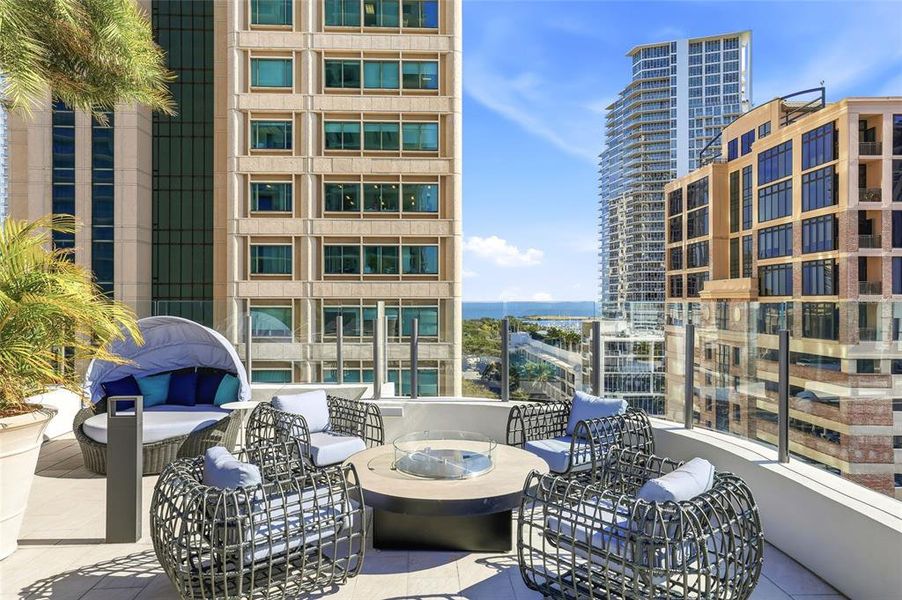 Condo located in St. Petersburg, FL showcasing its design and architecture (Image 36).