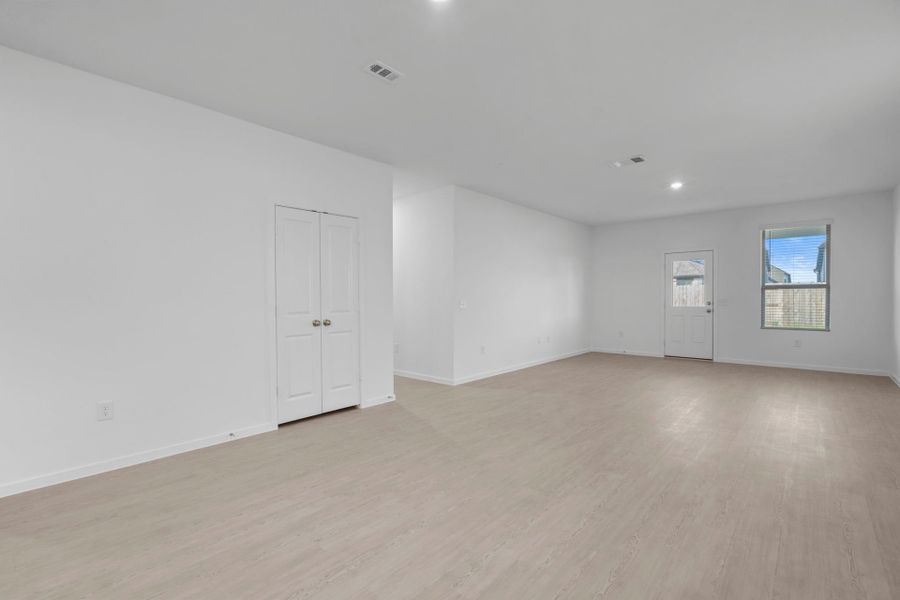Spacious, unfurnished interior of a new home in Mavera, Conroe (Image 9).