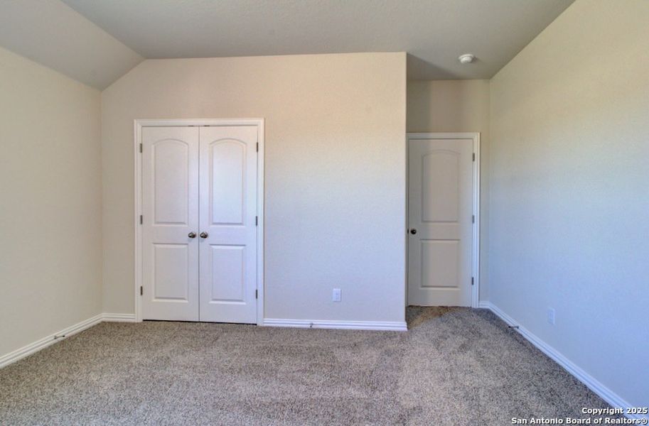 Spacious, unfurnished interior of a new home in Sunflower Ridge, New Braunfels (Image 18).