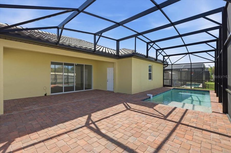 Exterior details and patio area of a home in , Haines City (Image 3).
