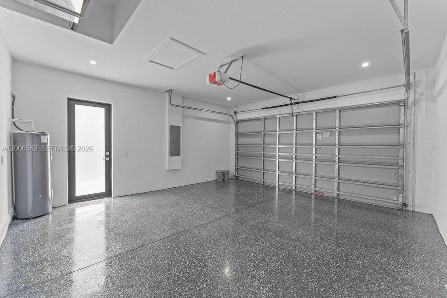 Spacious, unfurnished interior of a new home in , Cape Coral (Image 17).