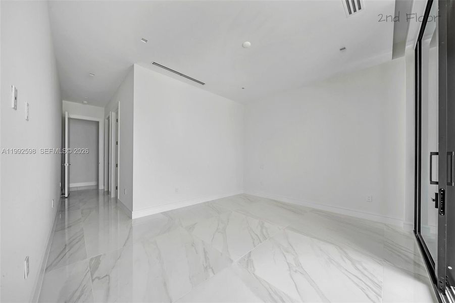 Spacious, unfurnished interior of a new home in , Key Largo (Image 29).